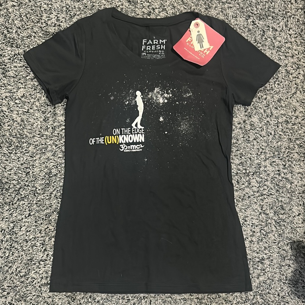 NWT. Farm fresh Black Graphic Women's short sleeve Tee. Size L.